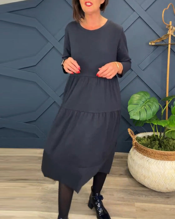 Lässiges einfarbiges patchwork-kleid mit rundhalsausschnitt