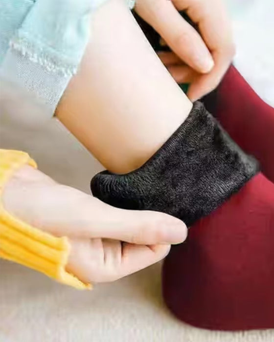Weiche plüsch-bodensocken für den winter