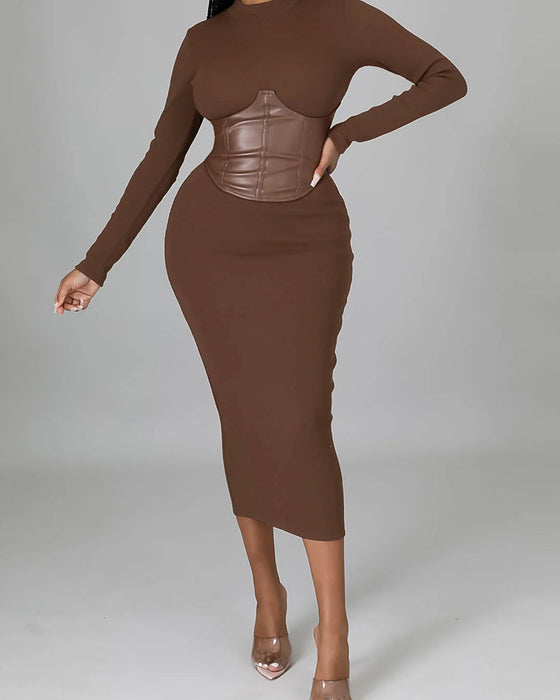 Kleid In Einfarbigem Design Mit Paneelen Und Körperbetonter Passform