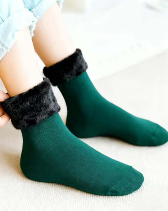 Weiche plüsch-bodensocken für den winter