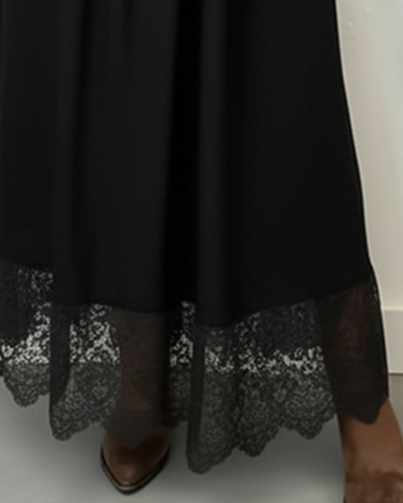 Kleid Mit Spitzen - Detail, V - Ausschnitt Und Plissiertem Design, Elegante Stimmung