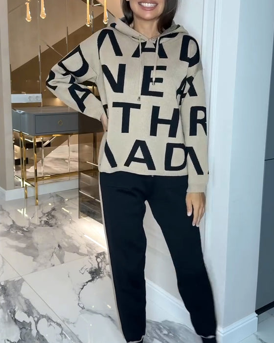 Zweiteiler mit Kapuze und Schriftzug