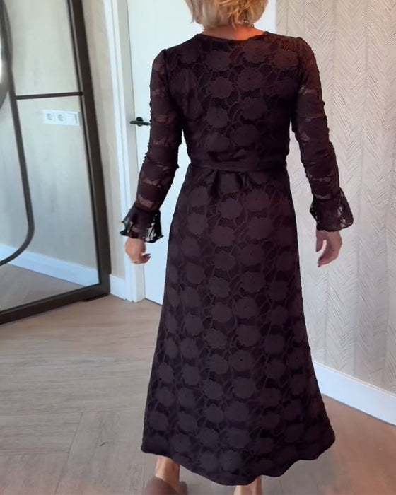 Modisches Kleid mit Trompetenärmeln und V-Ausschnitt