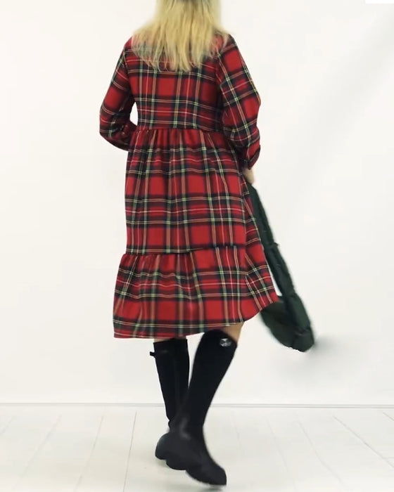 Kariertes freizeitkleid mit rundhalsausschnitt