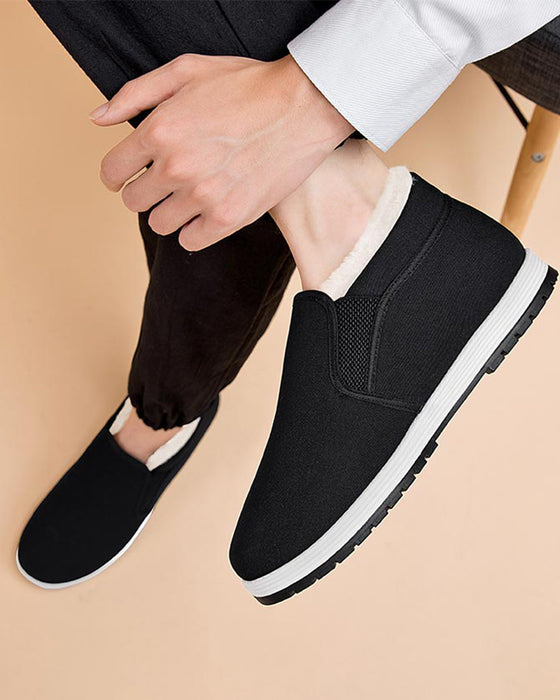 Herrenschuhe aus Baumwolle mit superwarmem Futter aus Kunstfell und rutschfester Sohle.