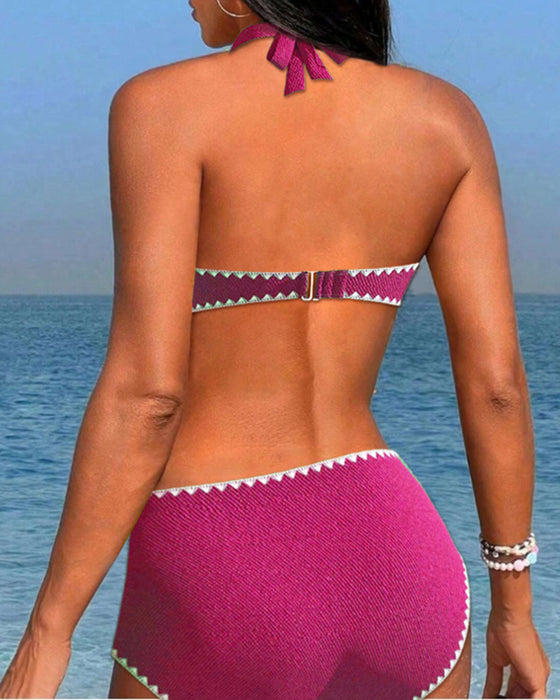 Einfacher urlaubsbikini mit plissiertem neckholder