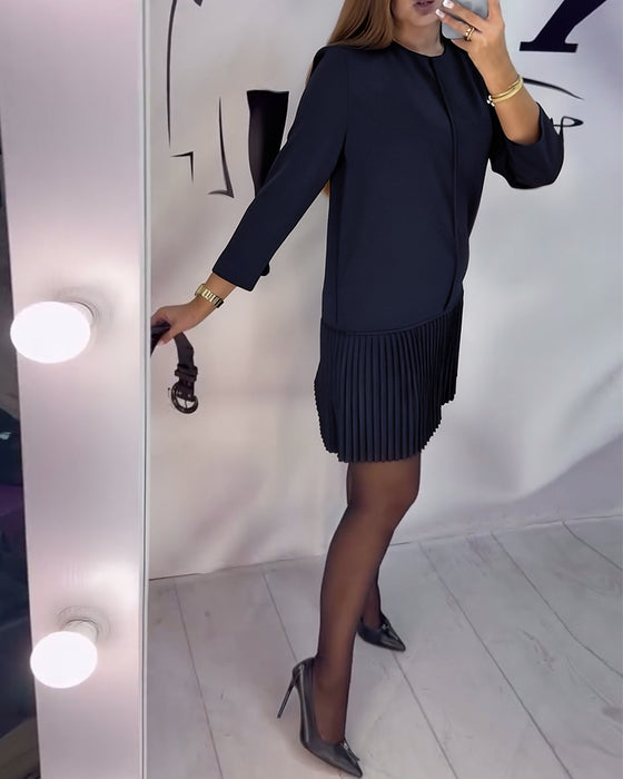 Kleid mit Dreiviertelärmeln und Akkordeonfalten