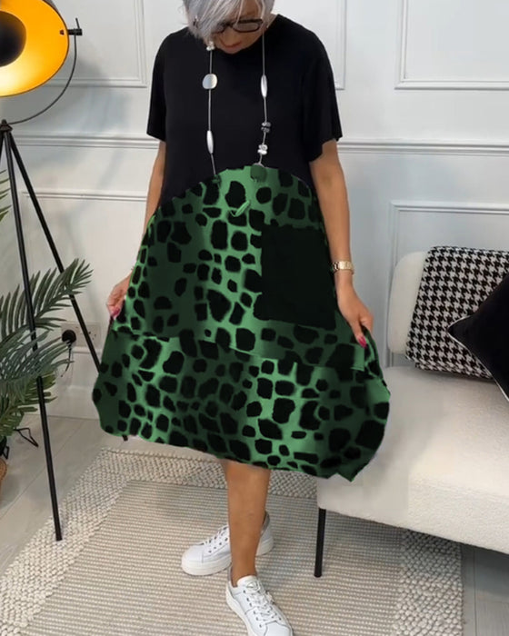 Kurzärmliges, bedrucktes kleid mit rundhalsausschnitt