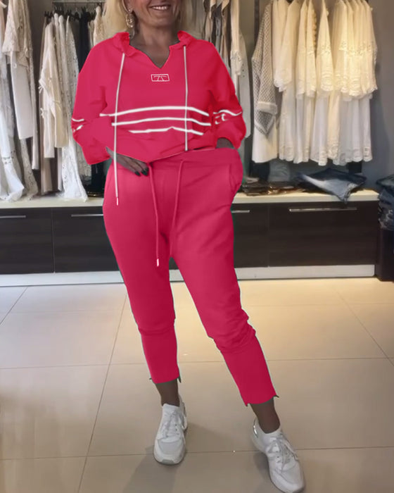 Lässiges kapuzenpullover-set mit streifenmuster