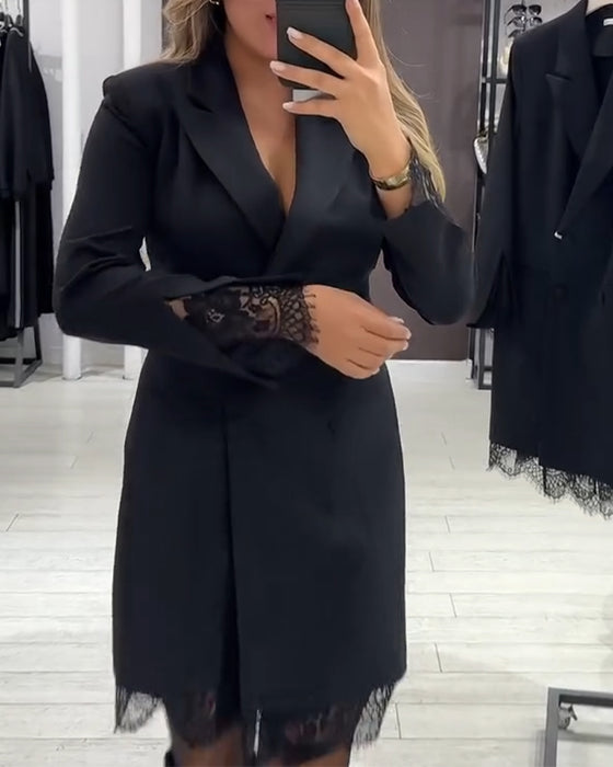 Kleid mit V-Ausschnitt und Einsätzen für die Arbeit