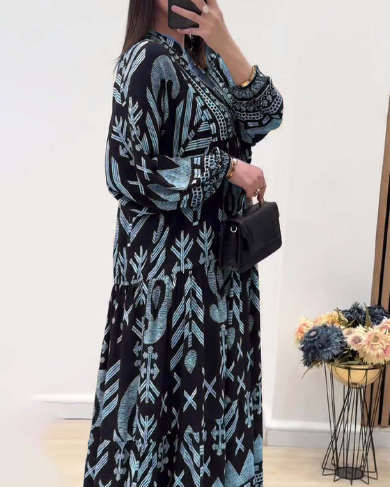Bedrucktes kleid mit v-ausschnitt und langen ärmeln