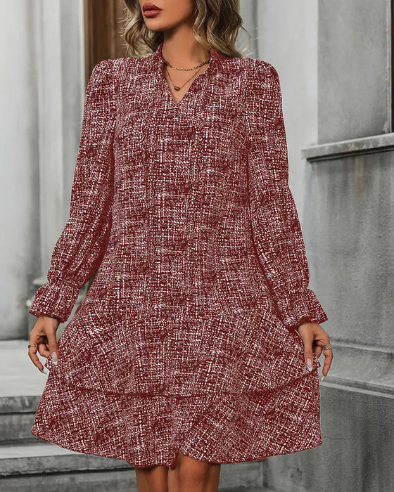 Elegantes Kleid mit ausgestellten Ärmeln und Streifen