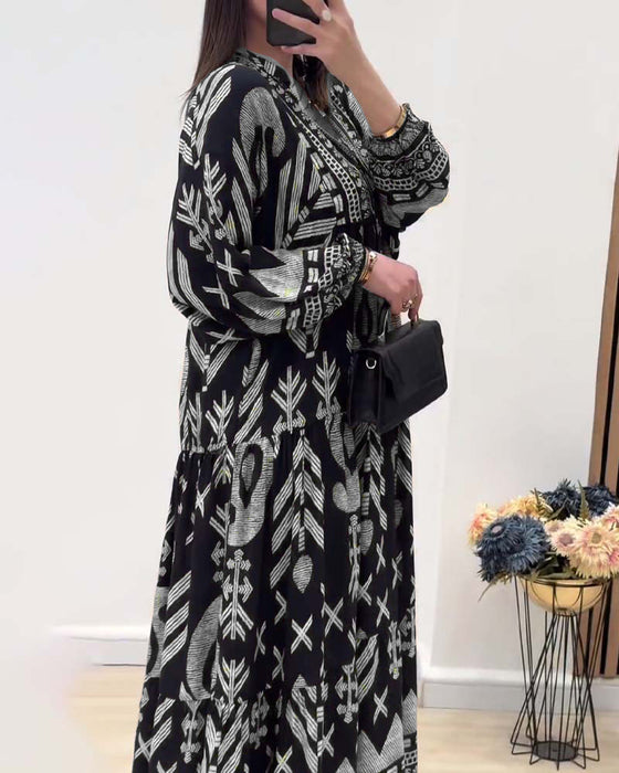 Bedrucktes kleid mit v-ausschnitt und langen ärmeln