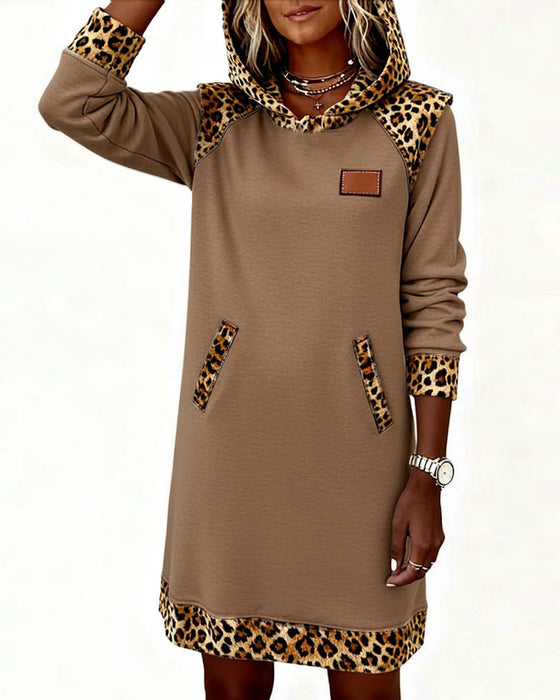 Lässiges Kleid mit Kapuze und Leoparden-Einsatz