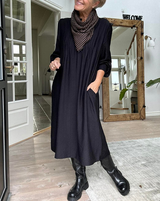 Lässiges einfarbiges Kleid mit V-Ausschnitt