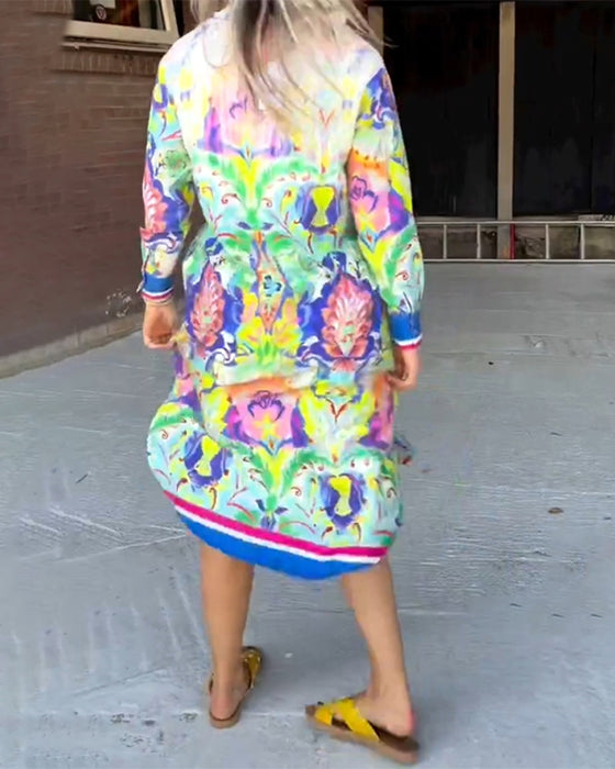 Bedrucktes, lockeres Kleid mit V-Ausschnitt