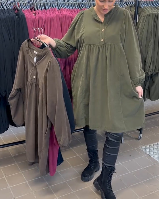 Geknöpftes Kleid mit V-Ausschnitt und langen Ärmeln