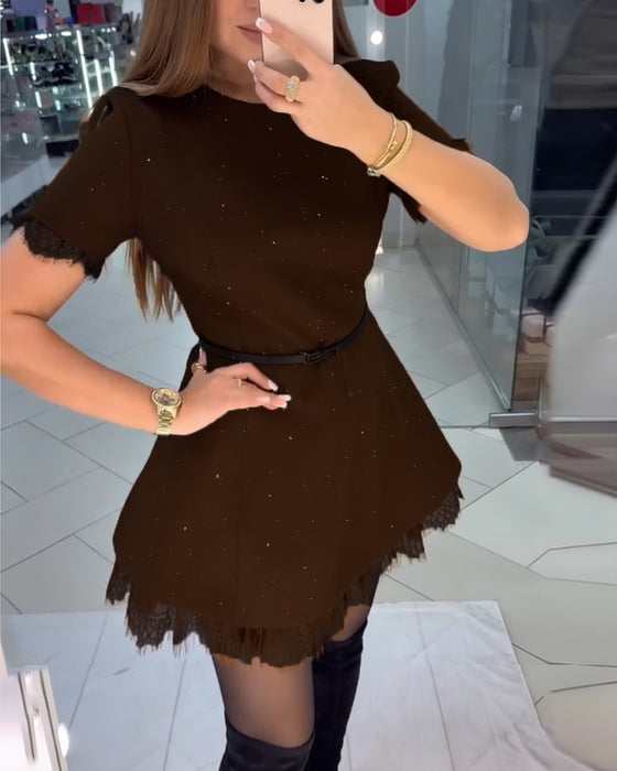 Funkelndes Spitzenkleid mit kurzen Ärmeln und A-Linie