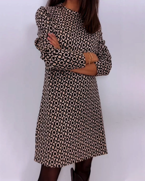 Kleid im lässigen Stil und mit langen Ärmeln