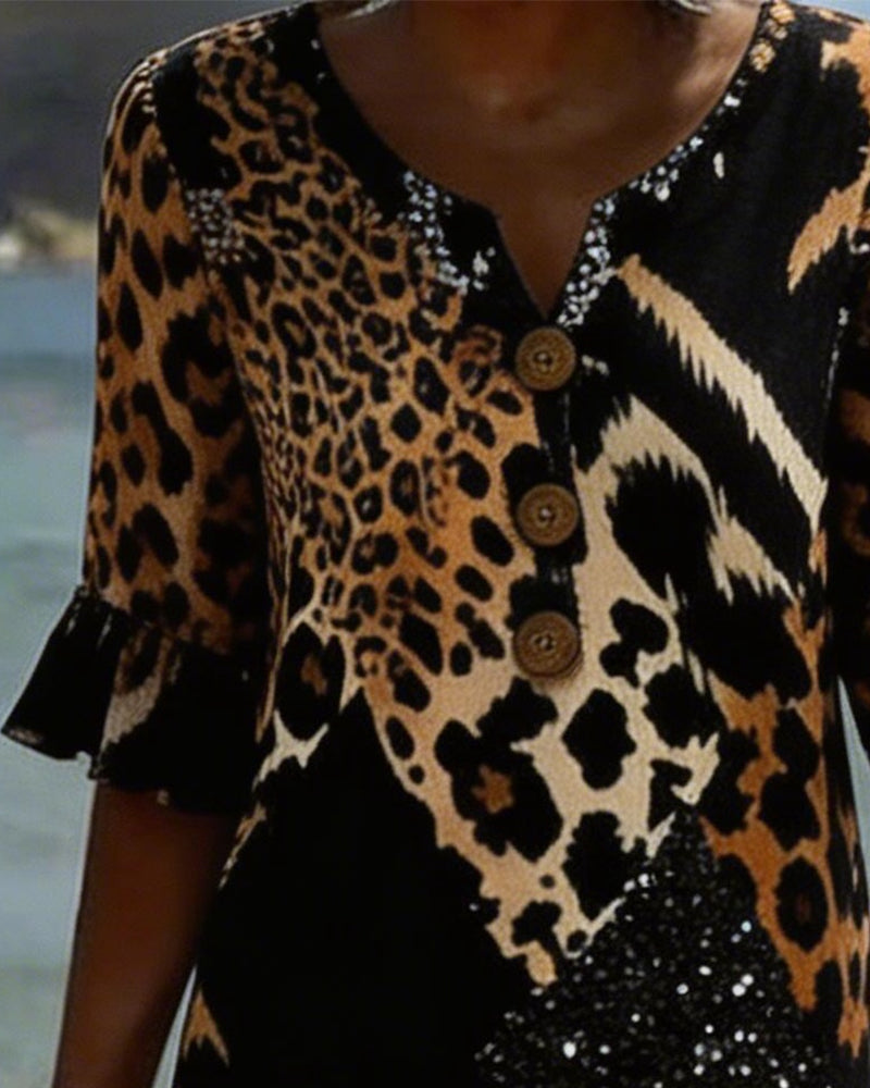 Kleid mit Leopardenmuster und V-Ausschnitt