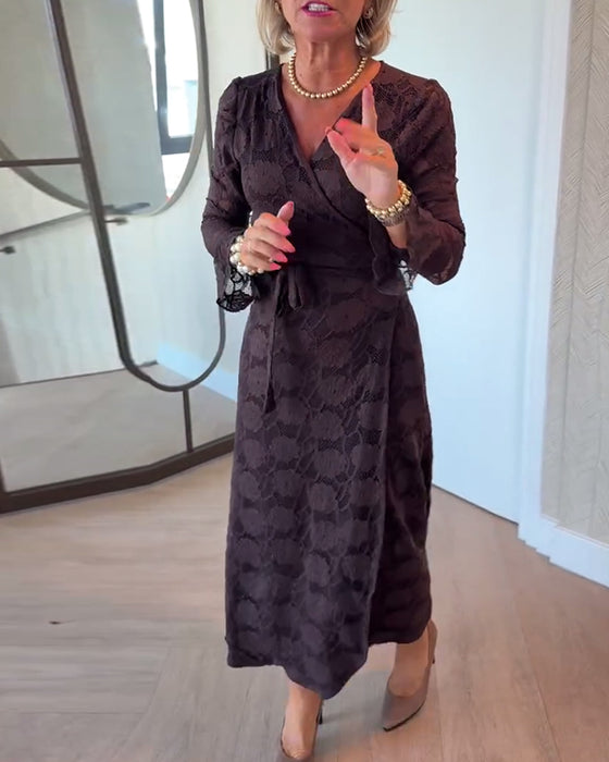 Modisches Kleid mit Trompetenärmeln und V-Ausschnitt