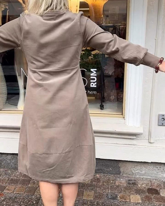 Lässiges Retro-Kleid mit langen Ärmeln