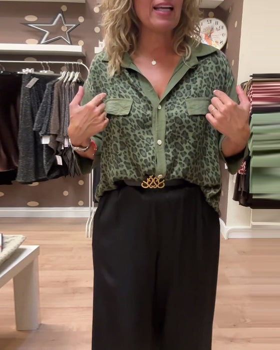 Freizeithemd mit Button-Down-Kragen und Leopardenmuster am Revers