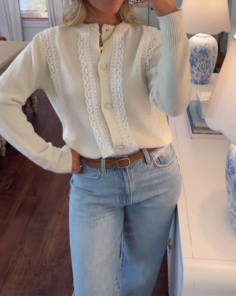 Elegante Strickjacke mit Spitzenbesatz und Knopfleiste