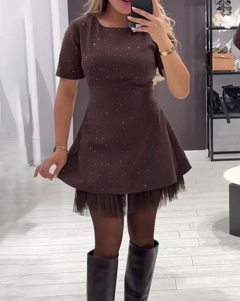 Elegantes Kleid aus schimmerndem Netz-Patchwork