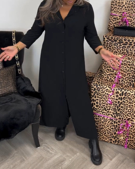 Kleid mit Knöpfen und V-Ausschnitt
