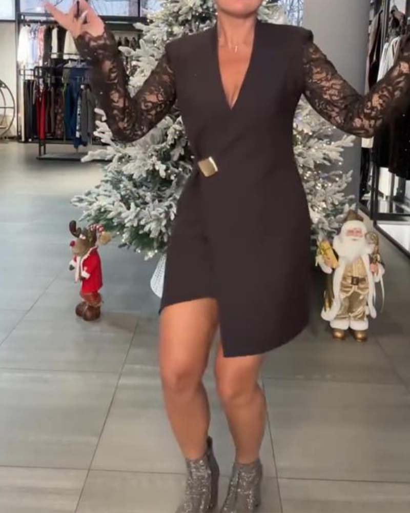 Kleid Mit Spitzen-Panelen, Tiefer V-Ausschnitt, Passender Silhouette Und Romantischer Stimmung