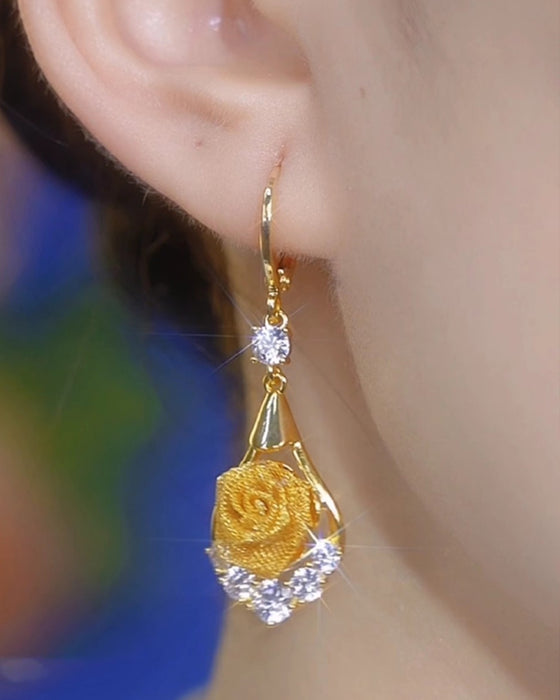 Elegante Mesh-Ohrringe mit Rosenmotiv
