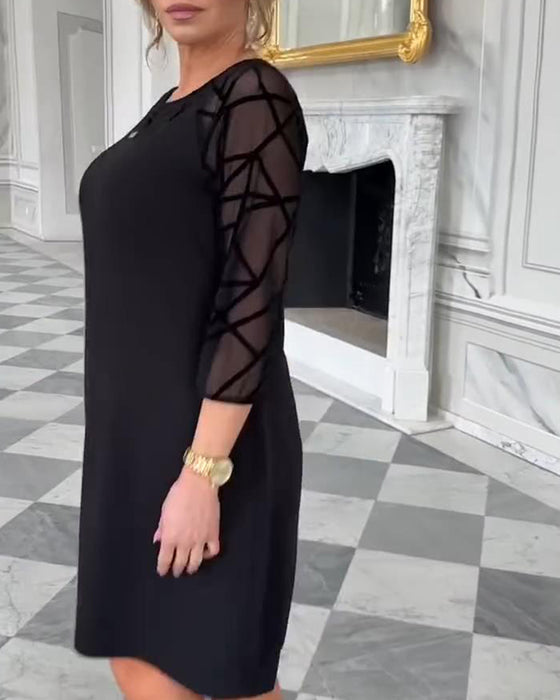 Elegantes Kleid mit Rundhalsausschnitt und modischem Design