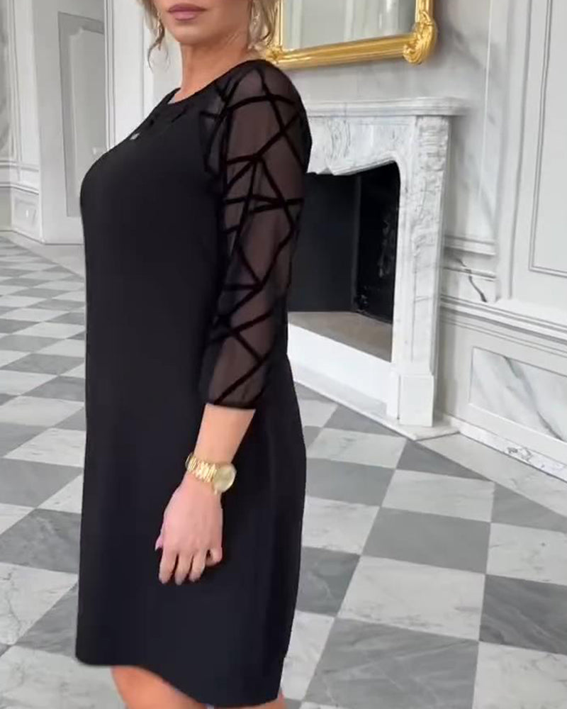 Elegantes Kleid mit Rundhalsausschnitt und modischem Design