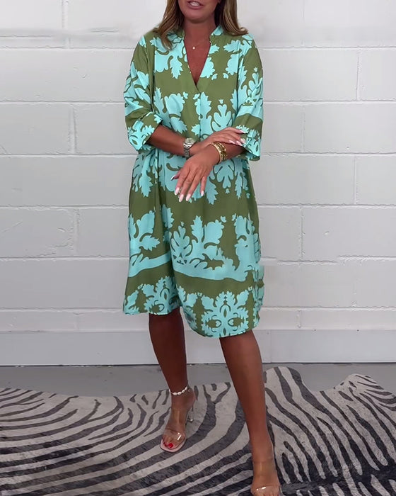 Lässiges Kleid mit V-Ausschnitt und Kontrastdruck