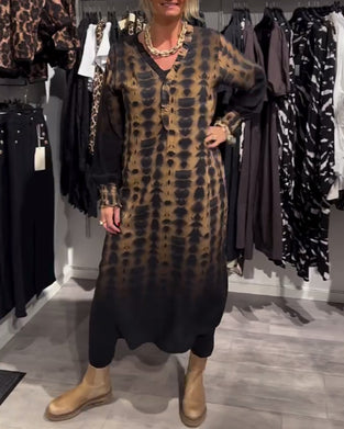 Langärmliges kleid mit farbverlauf und V-ausschnitt