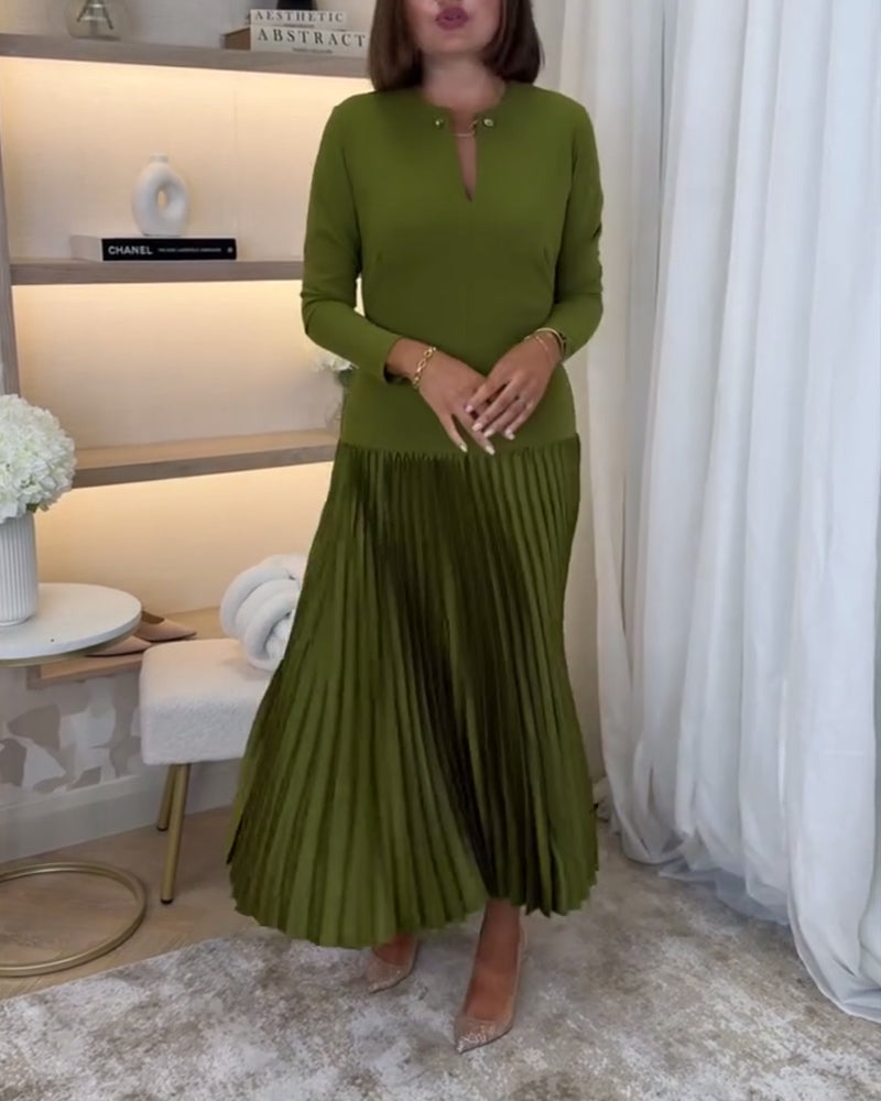 Lässiges, einfarbiges kleid mit langen ärmeln und plissee