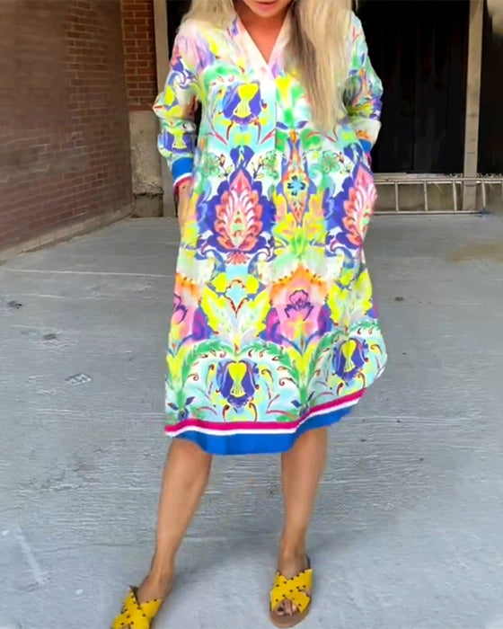 Bedrucktes, lockeres Kleid mit V-Ausschnitt