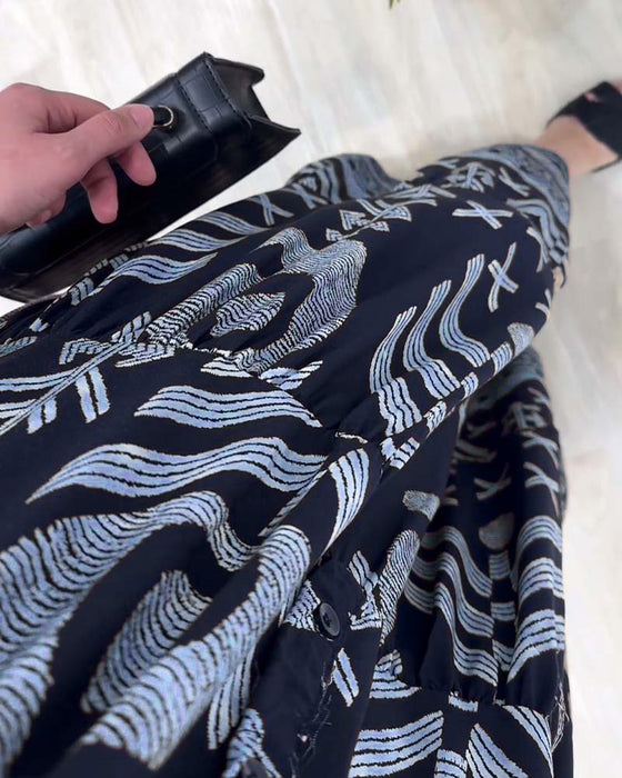 Bedrucktes kleid mit v-ausschnitt und langen ärmeln