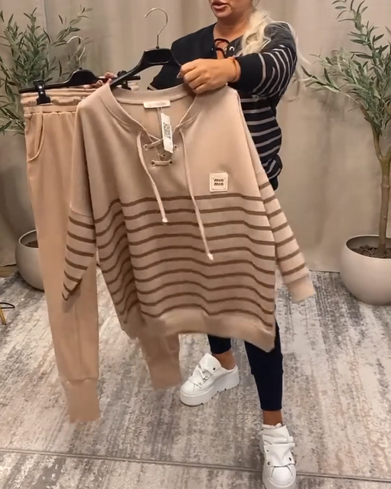 zweiteiliges Set mit lässiger gestreifter Sporthose bis zum Knöchel