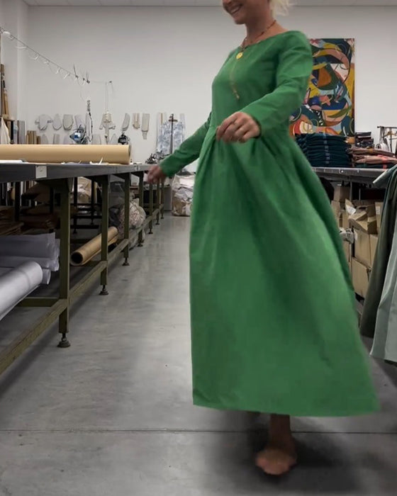 Einfarbiges Kleid mit Rundhalsausschnitt