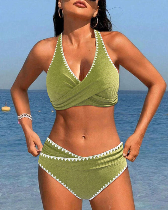 Einfacher urlaubsbikini mit plissiertem neckholder