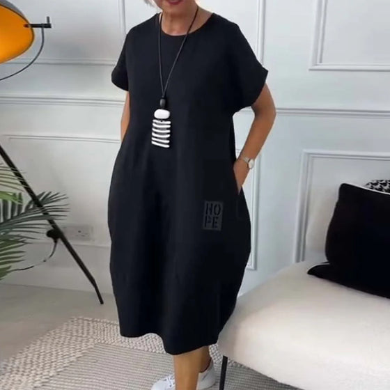 Schlichtes, kurzärmliges Freizeitkleid mit Buchstabendruck