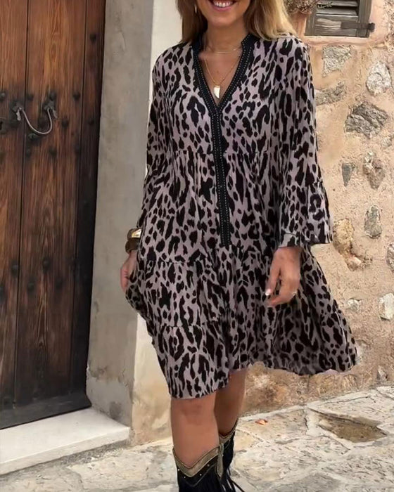 Kleid V-Ausschnitt Leopardenprint Schwingrock