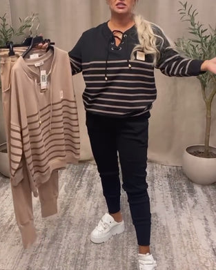 zweiteiliges Set mit lässiger gestreifter Sporthose bis zum Knöchel