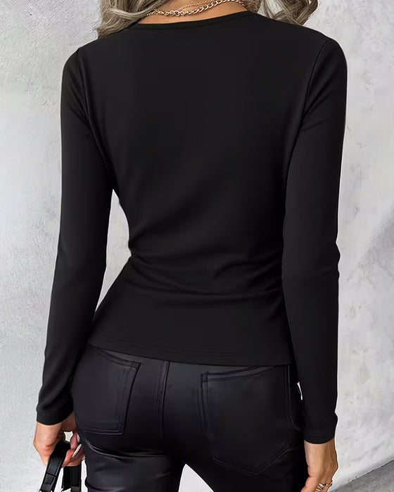 Top mit Metallknöpfen und tiefem V-Ausschnitt