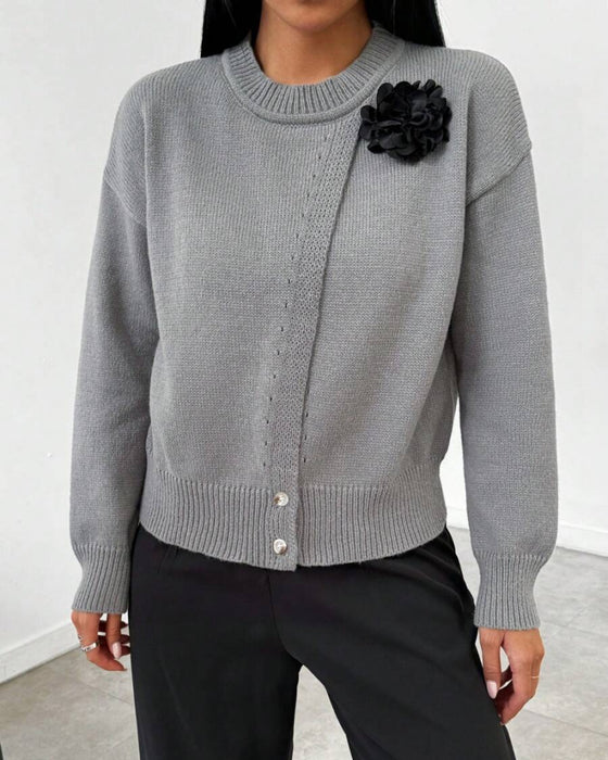 Moderner Pullover mit Schlitzsaum