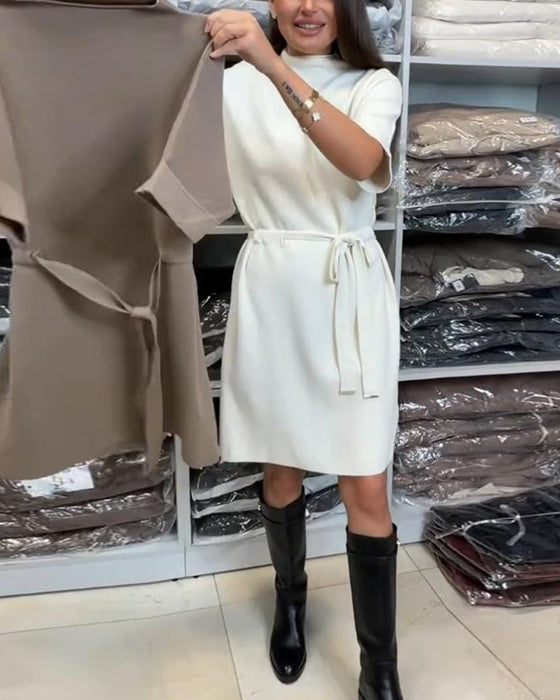 Kleid Mit Einfarbiger Farbe, Gestricktem Stoff, Gürtel-Detail Und Eleganter Stimmung