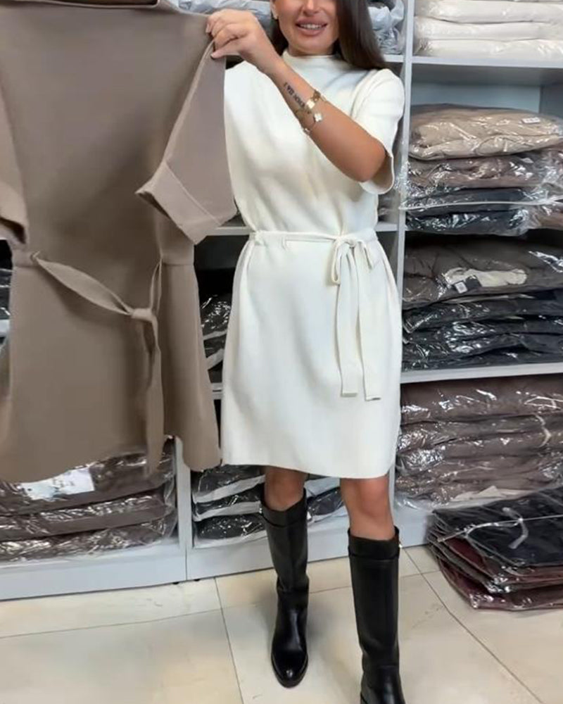 Kleid Mit Einfarbiger Farbe, Gestricktem Stoff, Gürtel-Detail Und Eleganter Stimmung