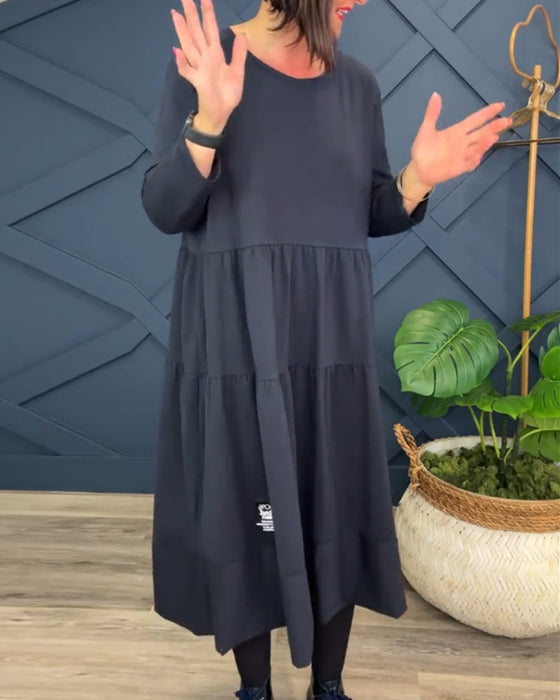 Lässiges einfarbiges patchwork-kleid mit rundhalsausschnitt